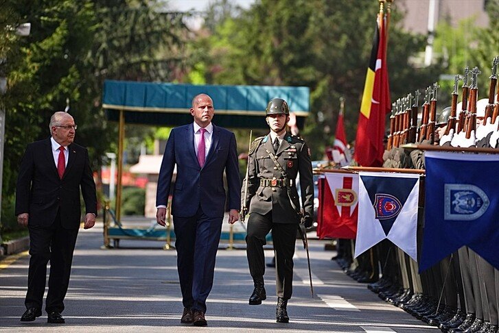 ministrat-e-mbrojtjes-te-turqise-dhe-belgjikes-takohen-ne-ankara
