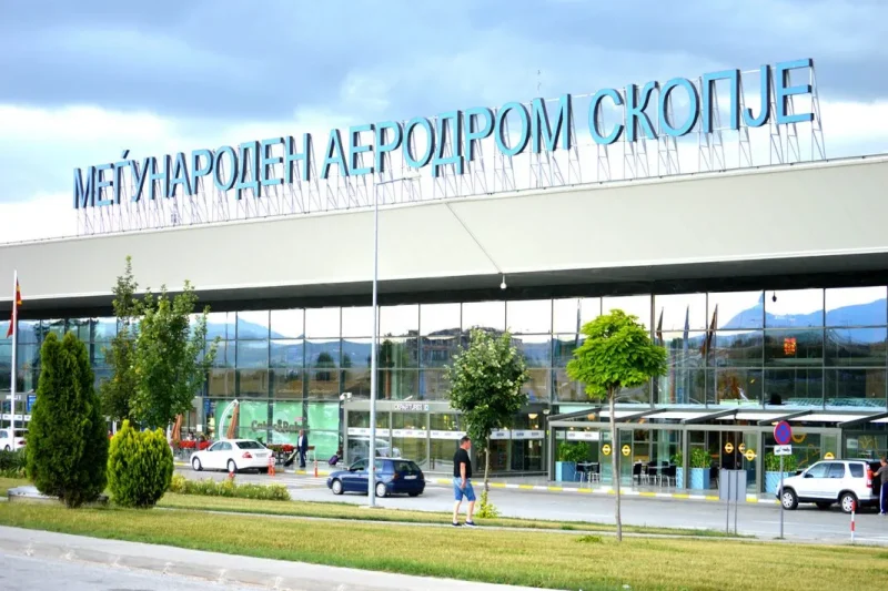 Në katër muajt e fundit kanë kaluar mbi 1 2 milion pasagjerë në aeroportet e Shkupit dhe Ohrit