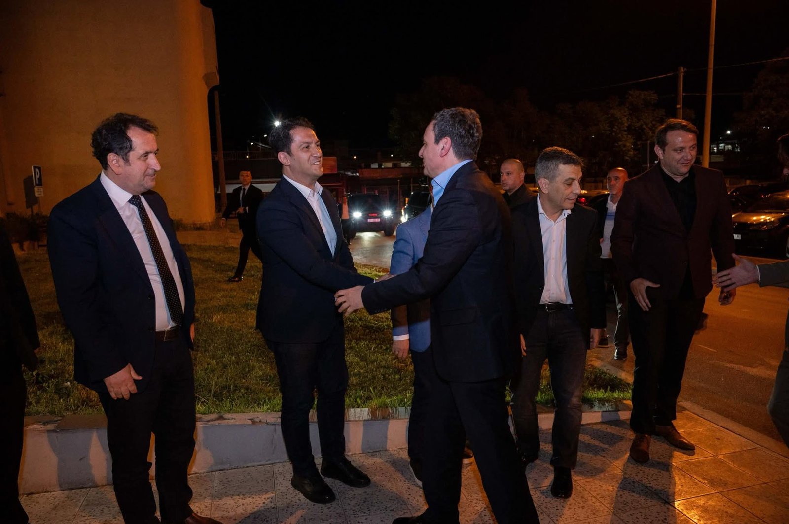 Bekim Sali dhe Albin Kurti në një mbrëmje teatrore me mesazh të fortë