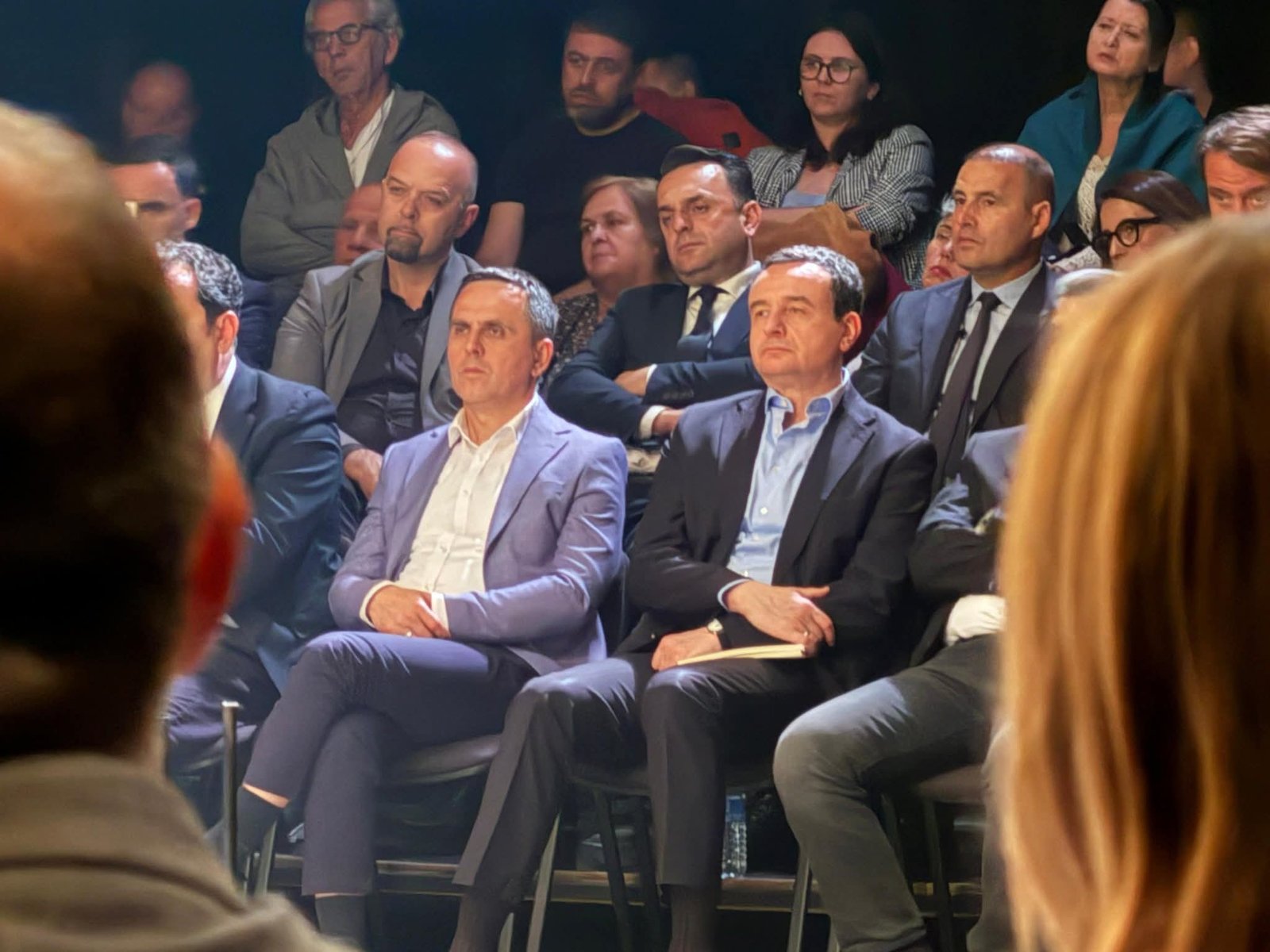 Kasami dhe Kurti ndjekin shfaqjen  Përtej hekurave  në Shkup  diskutojnë edhe për bashkëpunimin politik