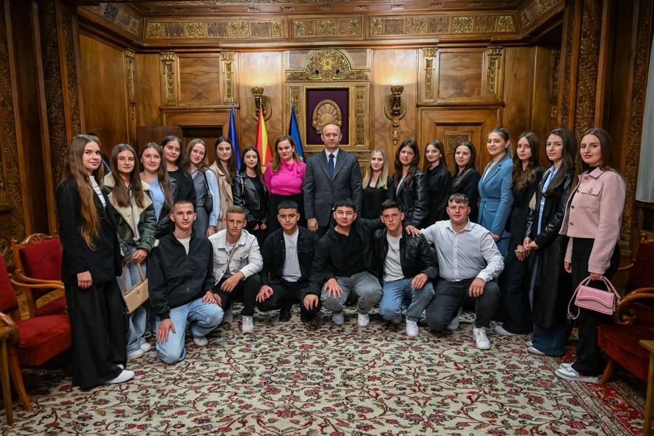 Kryetari i Kuvendit  Afrim Gashi  takohet me nxënësit e SHMK  Rilindja  nga Zhitosha e Dollnenit