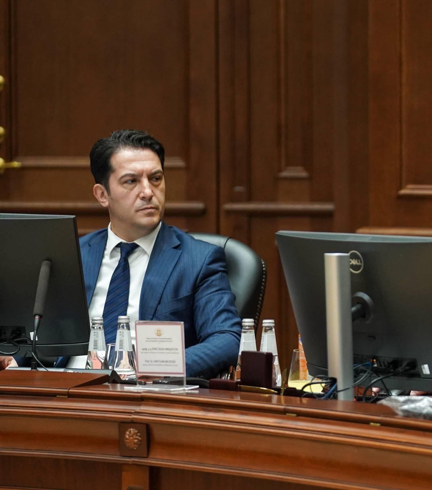 Zëvendëskryeministri i Parë  Bekim Sali  Po rikthejmë kontrollin ndaj bixhozit   500 metra larg shkollave dhe mbyllen 358 platforma ilegale