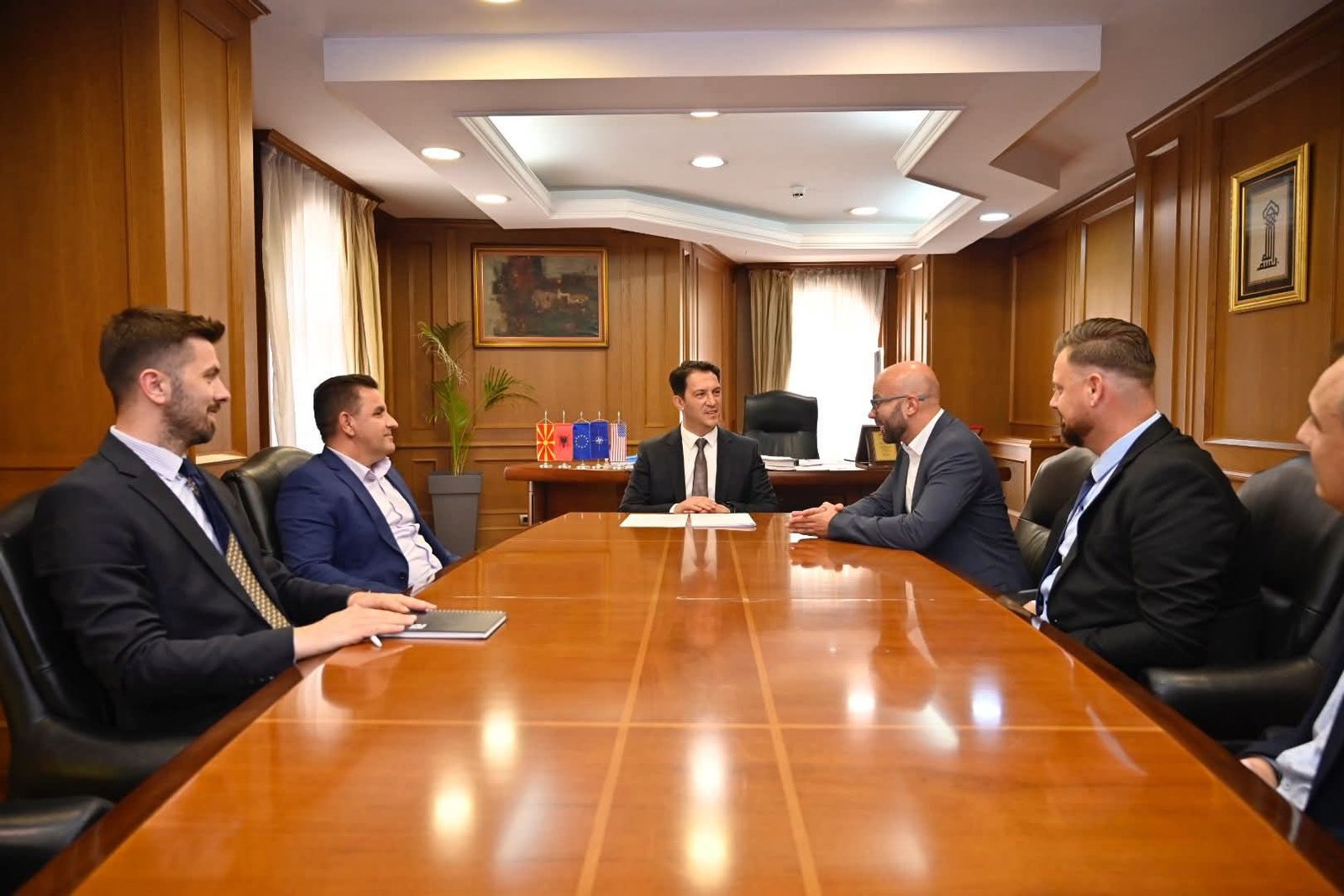 Zv kryeministri i parë  Bekim Sali pret në takim investitorë nga Kina dhe biznesmenë shqiptarë