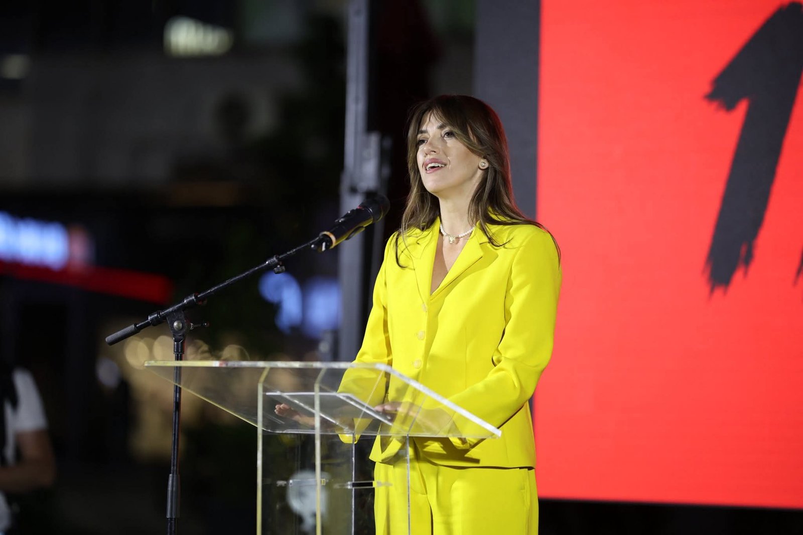 Albulena Haxhiu nga Tetova fton qytetarët të votojnë VV në  Hajdeni qitnja pikën se ia VLEN