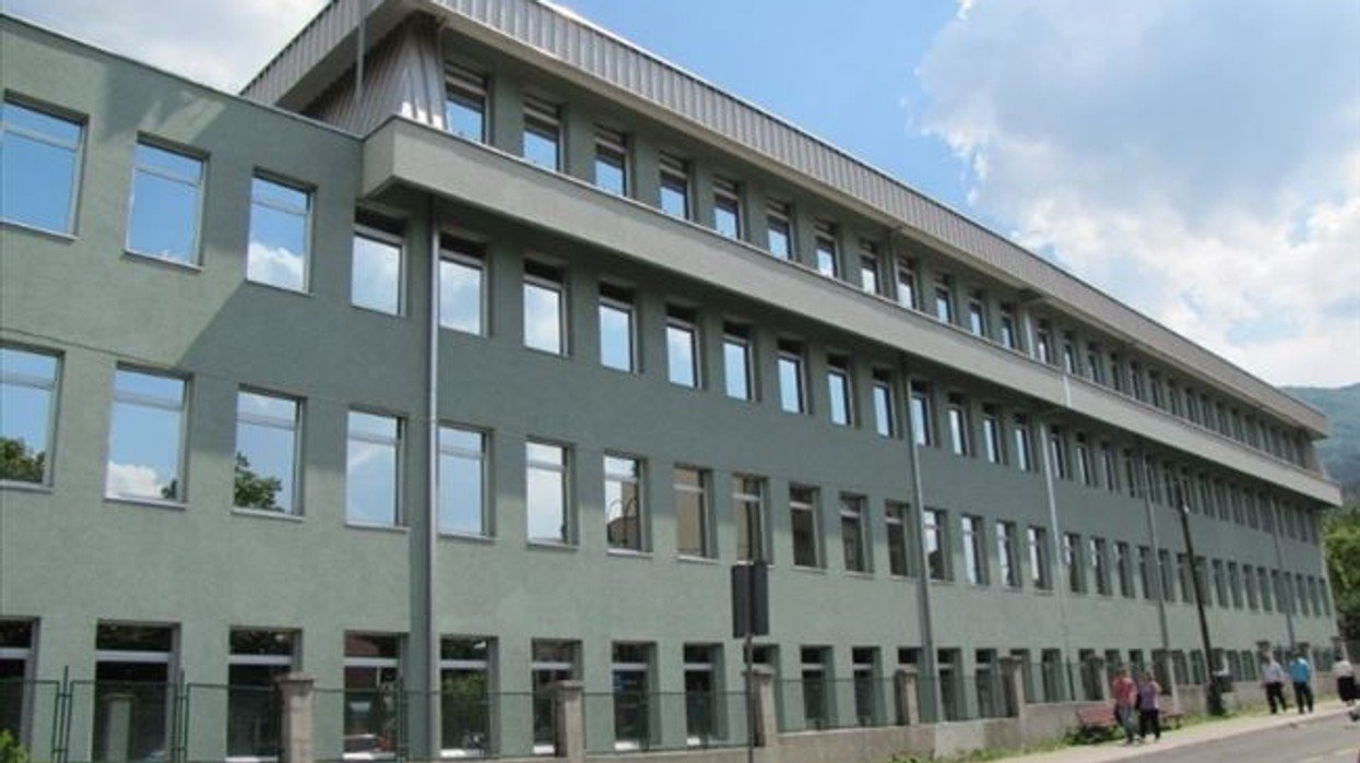 Një vajzë e mitur me dhimbje lindje dërgohet në Klinikën e Gjinekologjisë në Shkup  arrestohet nëna