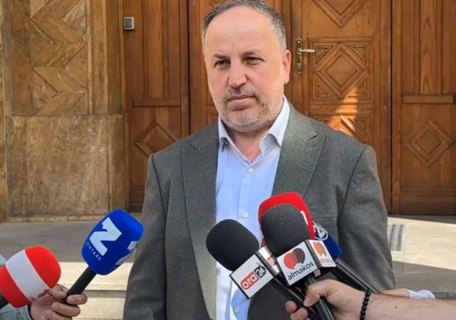 Azizi  Provimi i jurisprudencës do të jepet në shqip  Debati zhvendoset nga rruga në institucione 