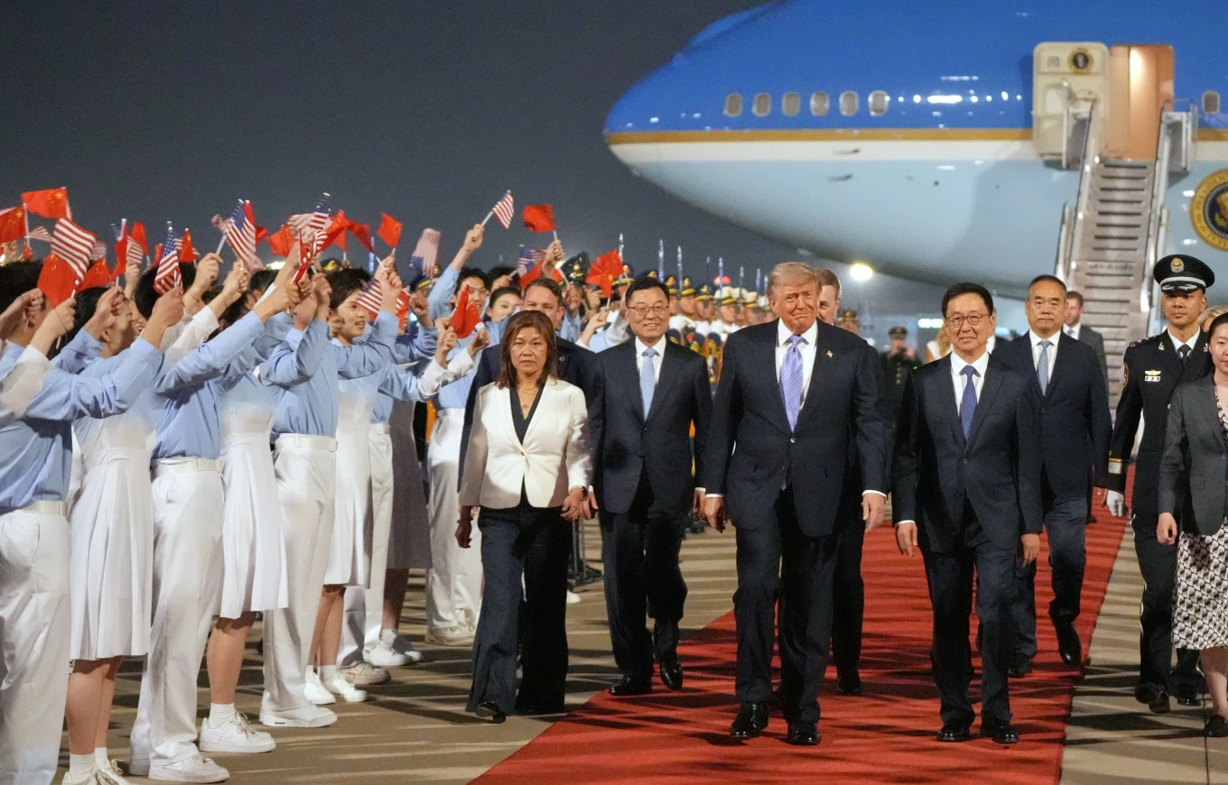 Trumpi mbërrin në Kinë për samitin historik me Xi në