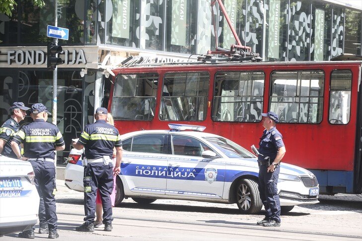 Tramvaji del nga shinat në Beograd dhe godet vitrinën e një dyqani  disa persona të plagosur