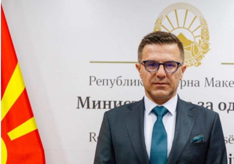 10 shqiptarë të rinj punësohen në Ministrinë e Mbrojtjes  Admir Shabani  Po vendosim standard të ri meritokracie
