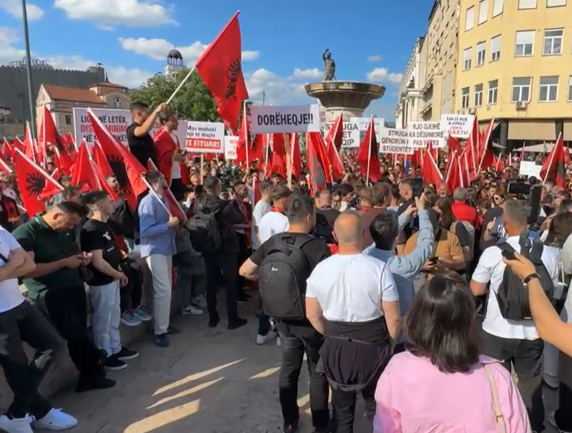 Fillon protesta e studentëve
