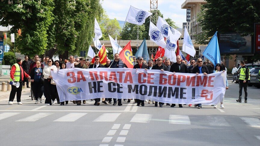  Luftojmë për paga  nuk lutemi   Qindra njerëz në protestën e LSM së në Shkup me rastin e 1 majit