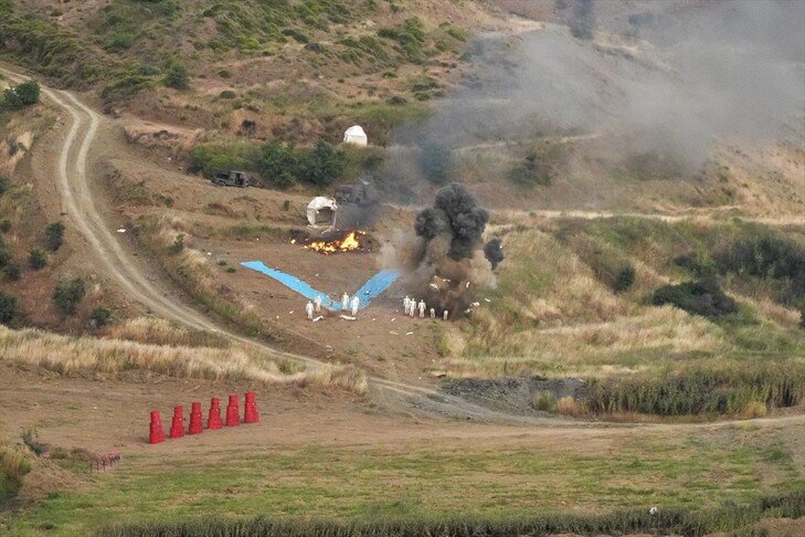 Dronët kamikazë të firmës turke STM kryejnë sulmin e parë në botë në tufë me armë zjarri në stërvitje ushtarake