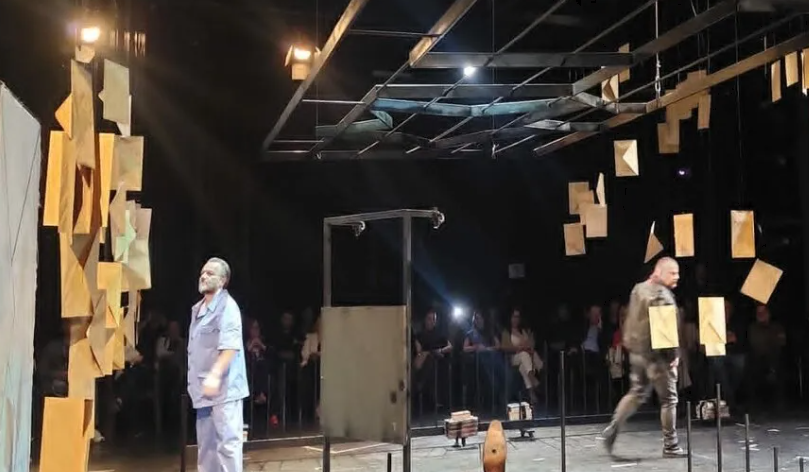 Ukshin Hoti si kujtesë e gjallë kombëtare u rikthye në Teatrin Shqiptar në Shkup me shfaqjen  Përtej Hekurave 