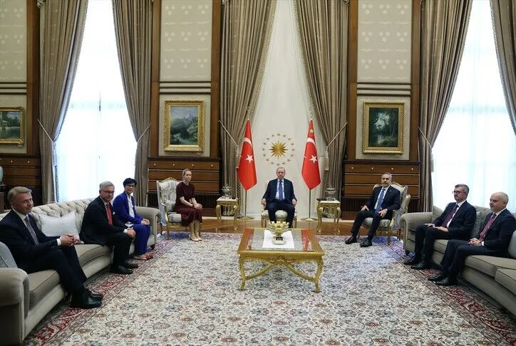 Presidenti turk Erdogan pret shefen e politikës së jashtme të BE së përpara Samitit të NATO s në Ankara