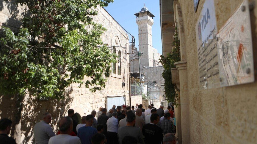 Palestinezët falin namazin e xhumasë në tokën e tyre të shpallur  zonë ushtarake  nga Izraeli
