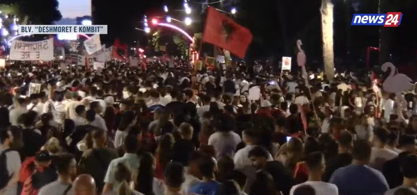Dita e 13 të  Protestuesit të pandalshëm  marshim kilometrik në Tiranë  pjesëmarrje historike