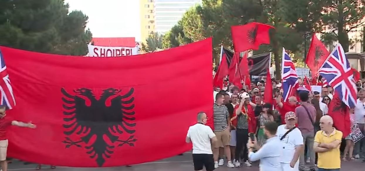 Dita e 14  Nën thirrjet  Rama jepe dorëheqjen   diaspora marshon drejt Kryeministrisë  Sheshi mbulohet nga flamujt