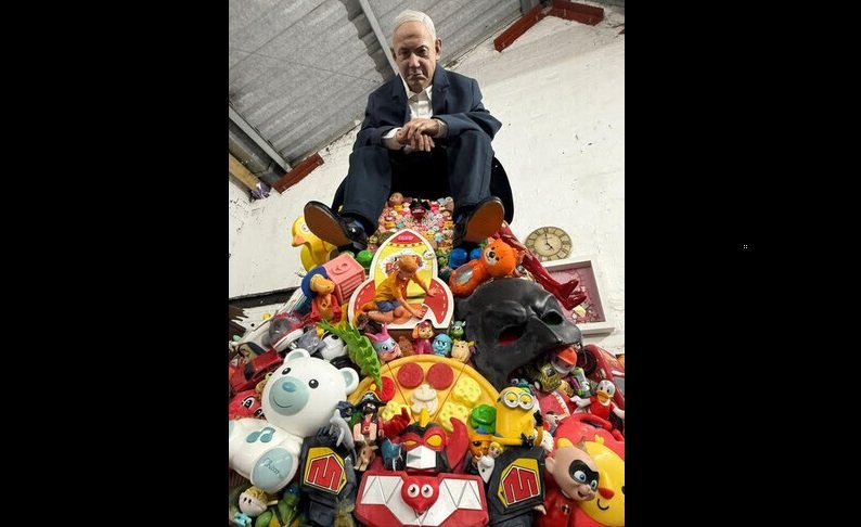 Artisti ekspozon në Bazel skulpturën e Netanyahut mbi lodra fëmijësh
