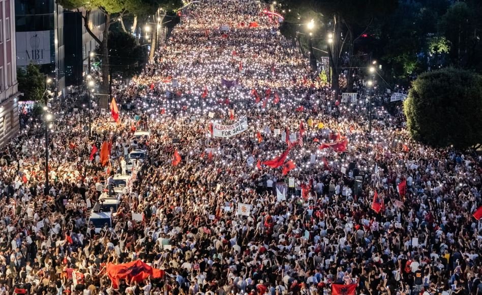 Sot protesta e 18 qytetare  fillon në ora 19 00  Kërkesa e njejtë   Dorëheqje pa kompromis e Edi Ramës 