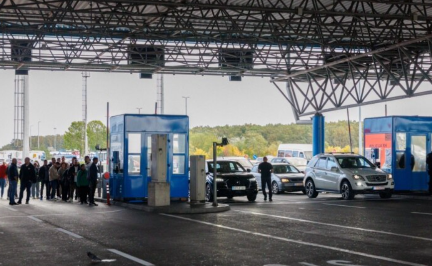 Radhë të gjata dhe fluturime të humbura  BE ja paralajmëron lehtësime në kufij gjatë verës