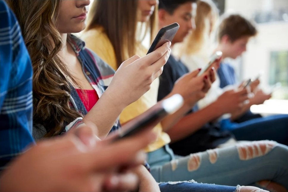 Polonia shpall luftë telefonave dhe pornografisë  Nxënësve nën 16 vjeç u ndalohet celulari në shkollë