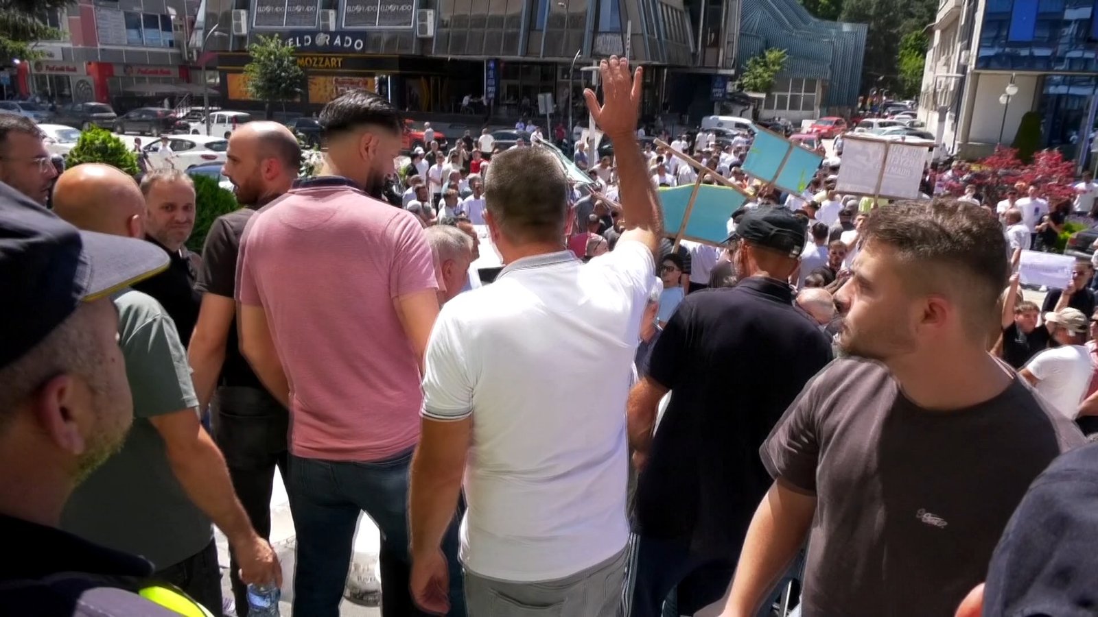 Revoltë në Debresh  Banorët mësyjnë Komunën e Gostivarit për mungesën e ujit