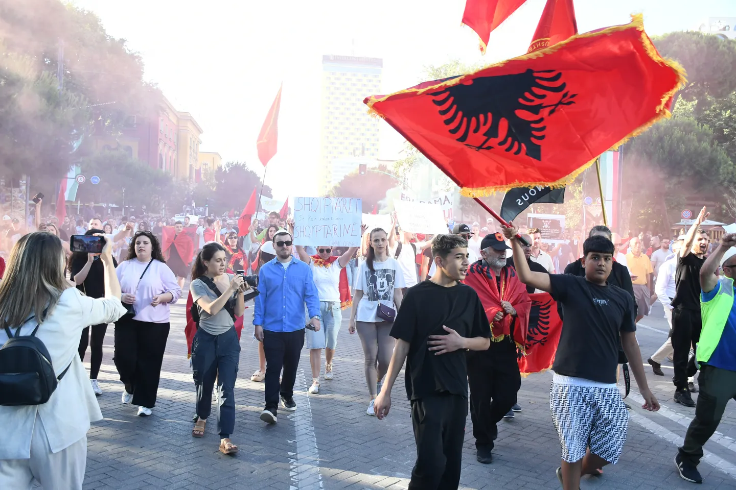 Tiranë  vazhdon protesta me moton  Shqipëria nuk është në shitje 