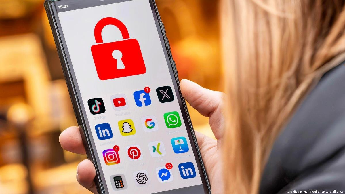 Ndalimi i rrjeteve sociale për adoleshentët  Australia synon masa më të ashpra