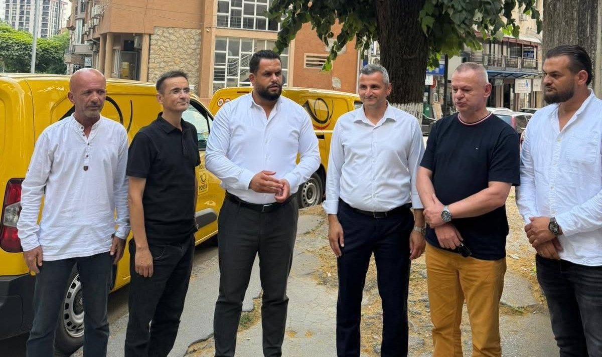 Kurtishi  Dy automjete të reja për Postën e Dibrës  investimet do të vazhdojnë
