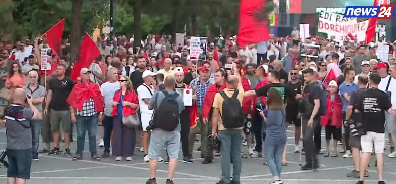 Protesta e 26 kundër kryeministrit  Nis marshimi nga sheshi  Skënderbej   shqiptarët kërkojnë dorëheqjen e panegociueshme të Ramës