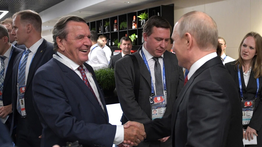 Putin e propozoi si ndërmjetës për bisedimet me BE  ish kancelari gjerman Schröder mbërrin në Moskë