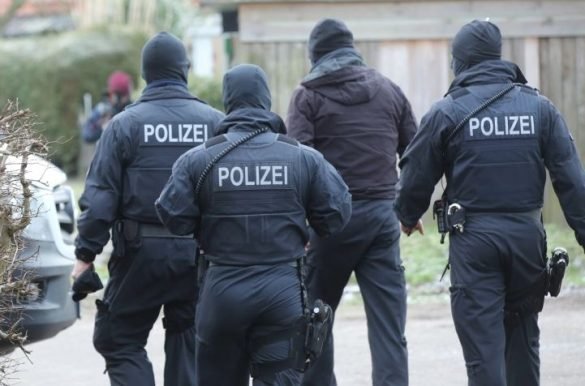 drame-me-pengje-ne-gjermani-nje-serb-dorezohet-pasi-mbajti-peng-vajzat-e-tij-dhe-qelloi-ndaj-nje-polici