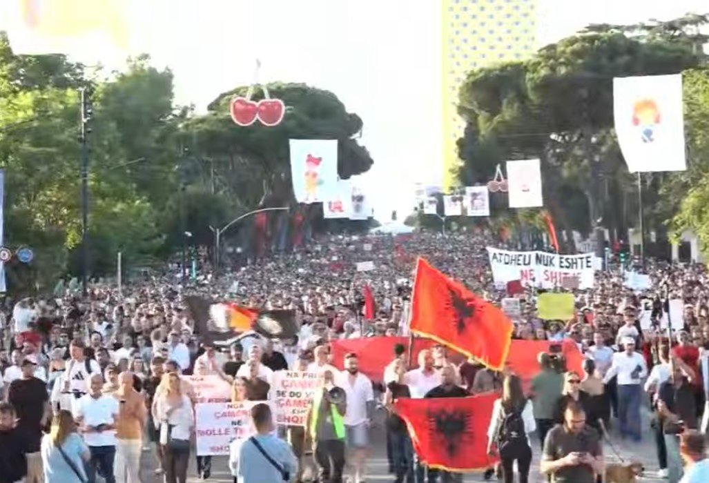 VIDEO  Simbolika e protestës  qytetarët  lidhin  Ministrinë e Brendshme me tela me gjemba