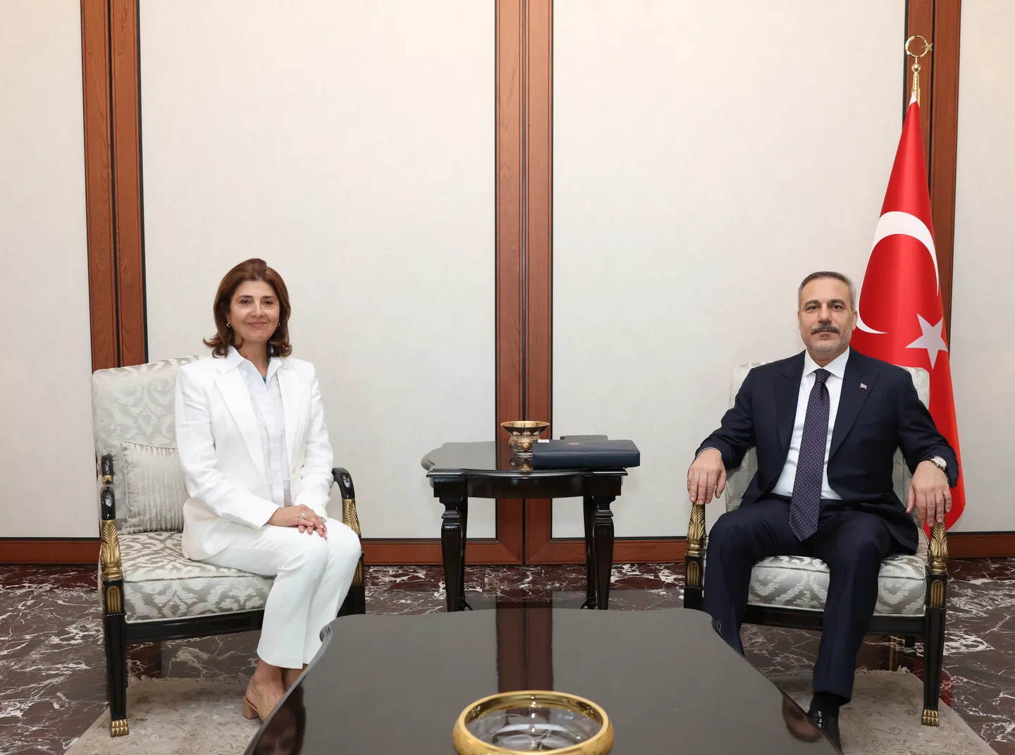 Kryediplomati turk dhe e dërguara e OKB së diskutojnë për çështjen e Qipros