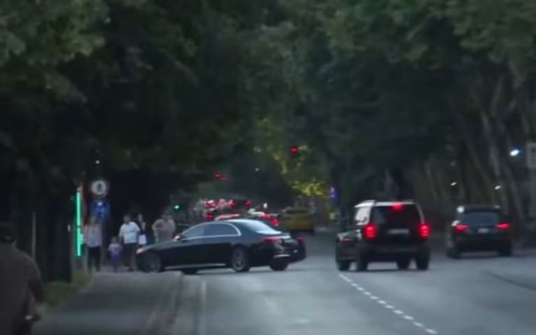 Protestuesit para Kuvendit  eskorta e kryeministrit largohet me shpejtësi