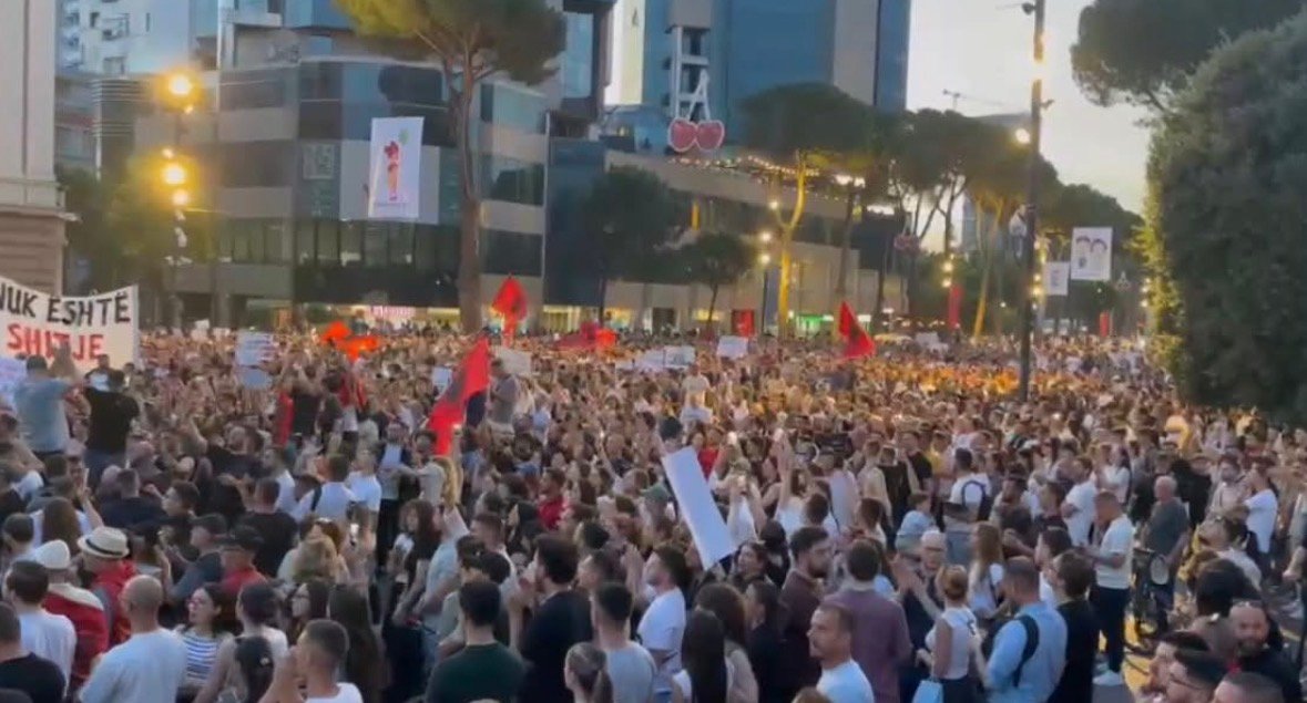  Rama jepe dorëheqjen   Protestat nuk ndalen  nesër edhe më shumë para kryeministrisë
