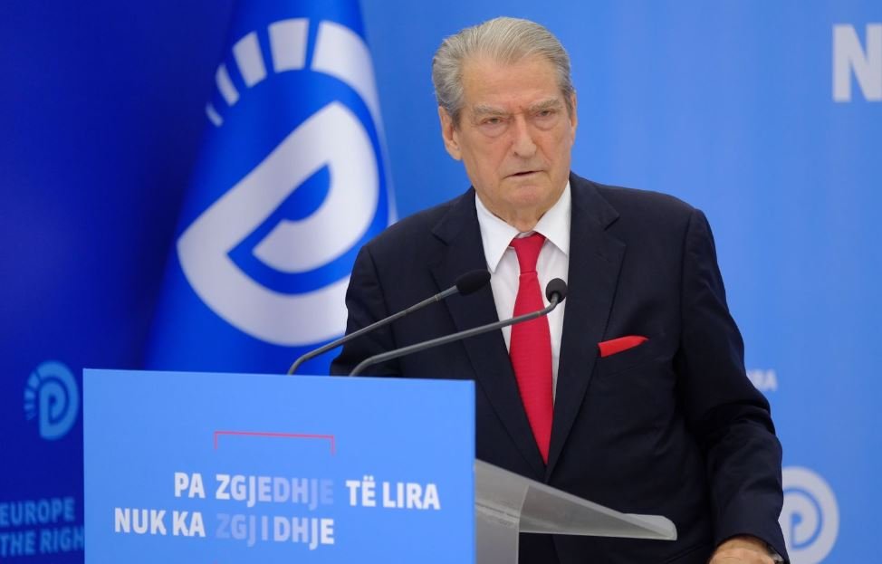Berisha përshëndet protestat  Mirënjohje qytetarëve e diasporës  rrethim epik i epiqendrës së krimit