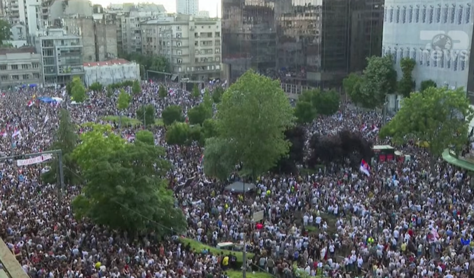 Serbët do të vazhdojnë protestat edhe pasi presidenti Vuçiç njoftoi se do të japë dorëheqjen