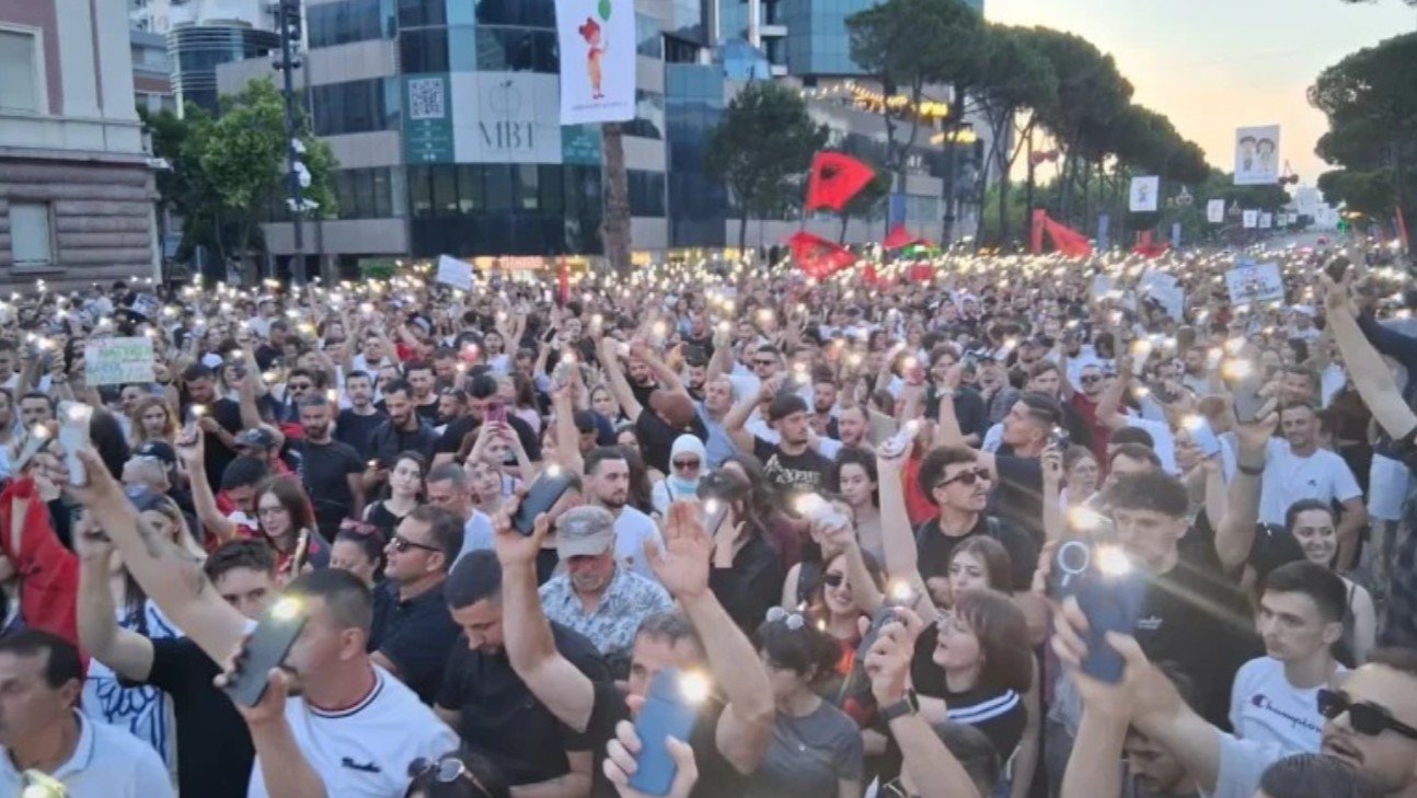 Nuk ndalen  Të shtunën dy protesta  qytetarët njoftojnë tubim në Vlorë dhe Tiranë 