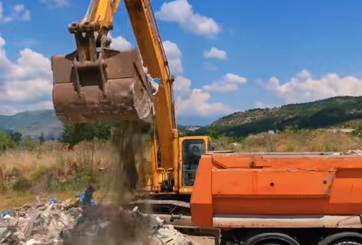 Elmazi  Hapësira që ishte shndërruar në deponi të egër po pastrohet dhe po merr pamje të re