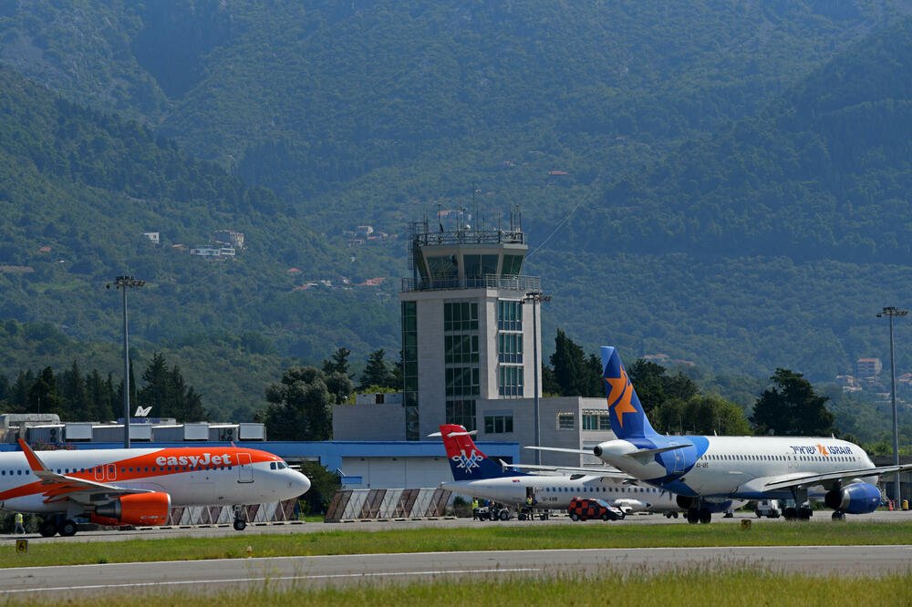 Avioni me  sigurim jozyrtar të Vuçiqit  ndalohet në Tivat dhe kthehet mbrapsht në Beograd