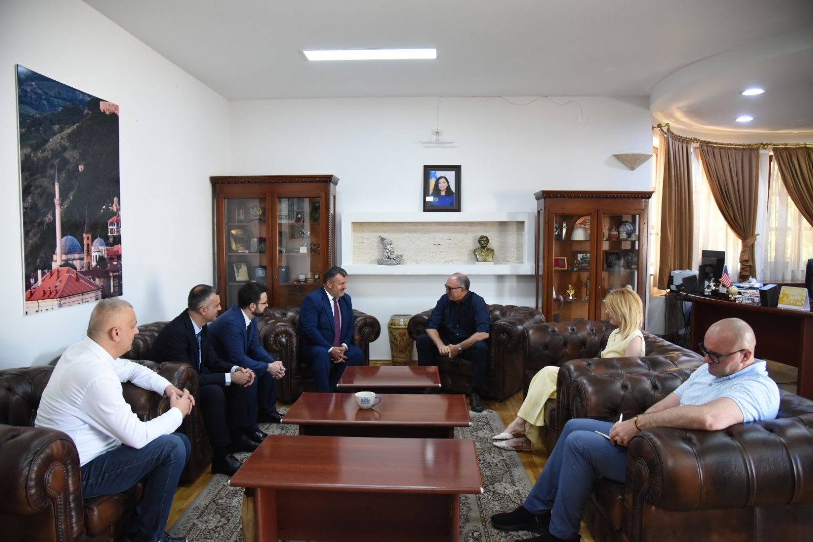 Takim i Avokatit të Popullit me Kryetarin e Komunës së Prizrenit