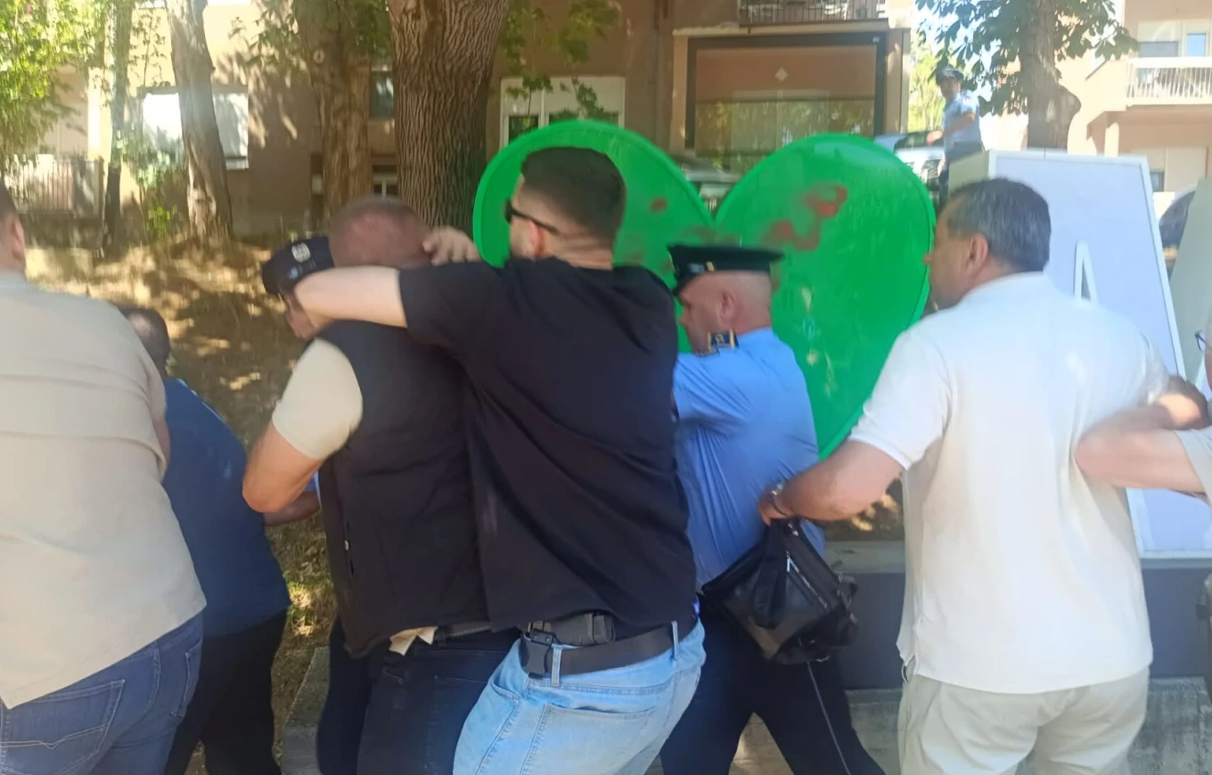 Dy të arrestuar për vandalizëm në Mitrovicë  Policia  Kryetari erdhi me rreth 20 persona