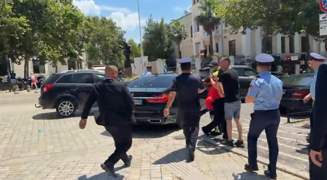 Përplasje të forta para Parlamentit  protestuesit qëllojnë me vezë makinat e deputetëve  policia arreston Dritan Goxhajn