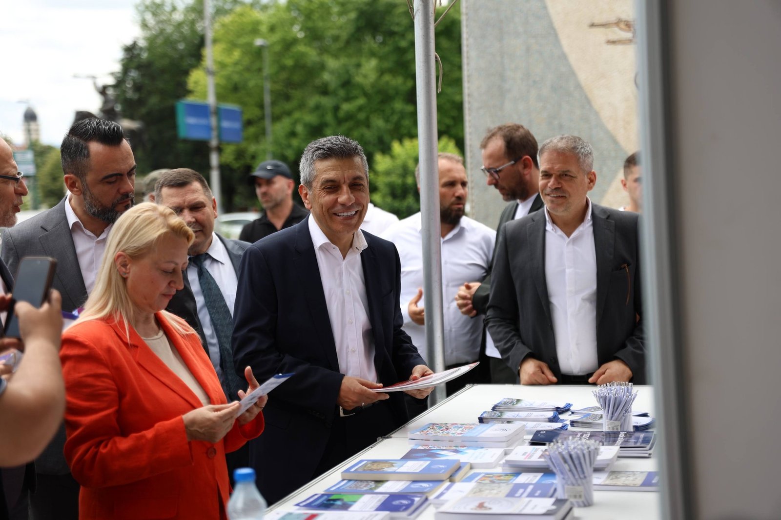 Mexhiti  Ejani çdo ditë  deri me 7 qershor në sheshin  Skenderbe  ta nderojmë librin dhe gjuhën shqipe 