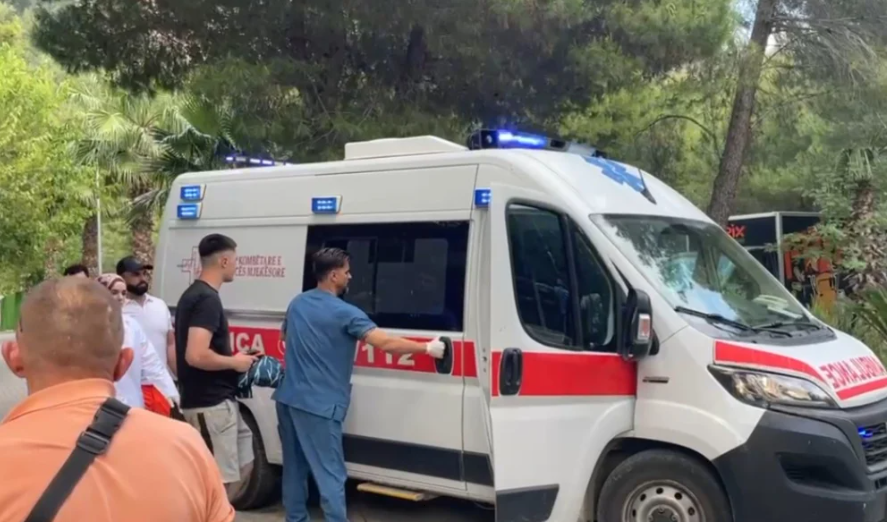 Tragjedia në Shëngjin   ndërrojnë jetë dy të rinj pasi u morën nga dallgët  dy në gjendje të rëndë