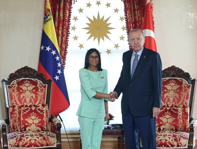 Presidenti turk pret në Stamboll presidenten në detyrë të Venezuelës