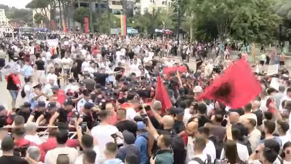 Protesta më e madhe në Tiranë  Qytetarët çajnë kordonin metalik dhe mbërrijnë te Kryeministria  Rama të dorëhiqet 