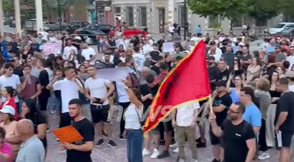 Paralelisht me Tiranën   Zvërneci   qytetarët e Vlorës protestë te Sheshi i Flamurit
