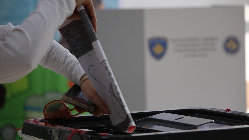 Zgjedhjet në Kosovë  Deri në ora 15 00 votuan mbi 22 për qind e qytetarëve me të drejtë vote